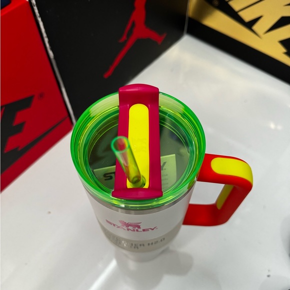 The limited Stanley neon series 40 oz - Picture 3 of 4